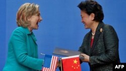 Ngoại trưởng Hoa Kỳ Hillary Clinton (trái) và bà Lưu Diên Đông, Ủy viên Quốc Vụ Viện Trung Quốc