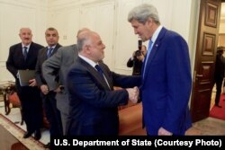 Ngoại trưởng Mỹ John Kerry (phải) bắt tay với Thủ tướng Iraq Haider Al-Abadi tại dinh thủ tướng trước cuộc họp song phương ở Baghdad, Iraq, ngày 8/4/2016.