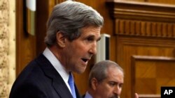 Ngoại trưởng Hoa Kỳ John Kerry nói chuyện tại cuộc họp báo chung với Ngoại trưởng Jordan Nasser Judeh ở Amman