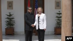 Ngoại trưởng Hoa Kỳ Hillary Rodham Clinton và vị tương nhiệm của Ấn Ðộ, ông S.M. Krishna, tại New Delhi, ngày 19/7/2011