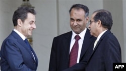 Tổng thống Pháp Nicolas Sarkozy (trái) bắt tay với ông Mahmoud Jibril (phải) và Ali Al-Esawi (giữa), Ðại diện Hội đồng Cai trị Tạm quyền đối lập Libya sau cuộc họp tại điện Elysee, Paris, ngày 10 tháng 3, 2011