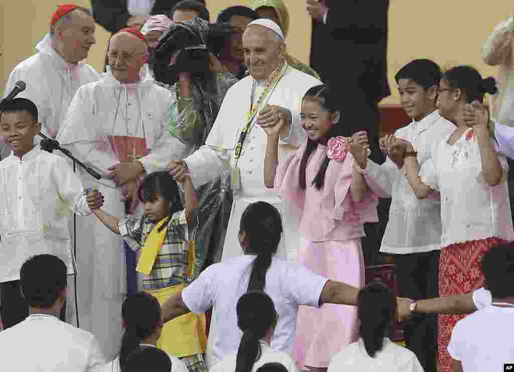 Đức Giáo Hoàng nhảy múa với trẻ em Philippines trong cuộc gặp gỡ với thanh niên tại Đại học Santo Tomas ở Manila, Philippines, ngày 18/1/2015.