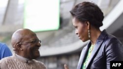 Ðức Giám mục Desmond Tutu (trái) và Ðệ nhất Phu nhân Hoa Kỳ Michelle Obama tại sân vận động ở Cape Town, Nam Phi