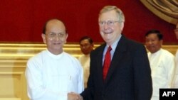 Tổng thống Miến Điện Thein Sein (trái) tiếp đón Thượng nghị sĩ Hoa Kỳ Mitch McConnell, lãnh đạo khối Cộng hòa Thượng viện, tại dinh tổng thống hôm 17/1/12