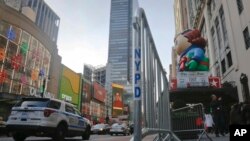 Hàng rào an ninh quanh khu vực sắp diễn ra cuộc diễu hành Lễ Tạ ơn của Macy's tại thành phố New York, ngày 24/11/2016.