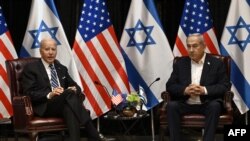 Tổng thống Mỹ Joe Biden (trái) lắng nghe Thủ tướng Israel Benjamin Netanyahu khi ông tham dự phiên họp của nội các chiến tranh Israel tại Tel Aviv ngày 18/10/2023. 