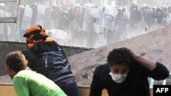 Xô xát giữa người biểu tình và cảnh sát gần quảng trường Tahrir, trong thủ đô Cairo của Ai Cập hôm 23/11/11.