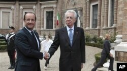 Thủ tướng Ý Mario Monti (phải) và Tổng thống Pháp Francois Hollande tại cung điện Madama, Rome, 4/9/2012