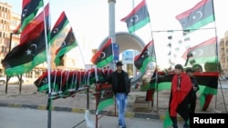 Cờ Libya được bày bán để dân chúng chuẩn bị kỷ niệm năm thứ 3 ngày Libya nổi dậy chống nhà độc tài lâu đời Muammar Gaddafi