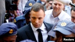 Vận động viên không chân Oscar Pistorius ra tòa án ở Pretoria để nghe phán quyết, ngày 13/10/2014.