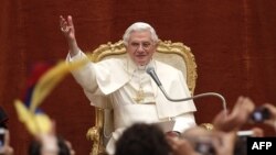 Đức Giáo Hoàng Benedict XVI chào đón người hành hương từ dinh thự mùa hè của ngài ở Castelgandolfo trong vùng đồi núi phía nam Rome, ngày 10/8/2011