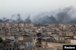 Khói bốc lên sau các cuộc không kích vào khu vực al-Sakhour của Aleppo, Syria, ngày 29/4/2016.