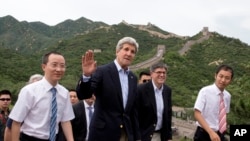 Ngoại trưởng Mỹ John Kerry, giữa, và Bộ trưởng Tài chính Mỹ Jacob Lew, thứ 2 từ phải sang, tới thăm Vạn Lý Trường Thành, Bắc Kinh, Trung Quốc, 8/7/2014. (AP Photo/Andy Wong) 