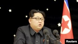 Lãnh đạo Bắc Triều Tiên Kim Jong Un tham dự buổi tiệc dành cho những người có đóng góp trong vụ phóng tên lửa gần đây. Bức ảnh không đề ngày tháng này được phát hành bởi Thông tấn xã Trung ương Triều Tiên của Bắc Triều Tiên (KCNA) ở Bình Nhưỡng, ngày 15 tháng 2 năm 2016.