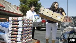 Người tiêu dùng mua hàng tại Costco ở Mountain View, California, tháng 8/2011