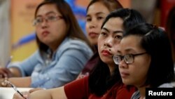 Công nhân Philippines, bao gồm các y tá sẽ đi lao động tại Anh, tham dự lớp IELTS Manila, Philippines, vào ngày 2/4/2019. 