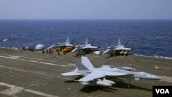 Chiến đấu cơ hải quân F18 của Mỹ hạ cánh trên tàu sân bay USS Carl Vinson trong cuộc tuần tra trên biển Đông vào tháng 3 vừa qua.