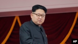 Ảnh tư liệu - Lãnh tụ Bắc Hàn Kim Jong Un xem một cuộc diễu hành ở Quảng trường Kim Il Sung tại Bình Nhưỡng.