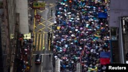 Người biểu tình ủng hộ dân chủ tuần hành qua các đường phố ở Hong Kong, ngày 1/7/2013.