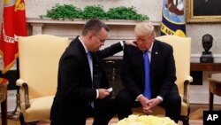 TT Trump cầu nguyện với mục sư Andrew Brunson tại Phòng Bầu Dục vào ngày 13/10/2018. Mục sư Brunson về lại Hoa Kỳ sau gần 2 năm bị giam cầm ở TNK. (AP Photo/Jacquelyn Martin)