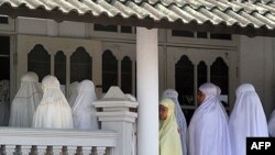 Mặc dù 200.000 tín đồ Ahmadiyah ở Indonesia tự xem họ là người Hồi giáo, họ không được Hồi giáo dòng chính chấp nhận bởi vì họ không tin Tiên tri Mohammad là đấng tiên tri cuối cùng