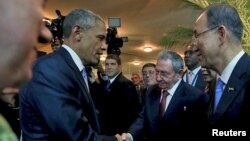 Tổng thống Obama và Chủ tịch Castro bắt tay nhau tại Hội nghị Thượng đỉnh các Quốc gia Mỹ châu ở Panama, 10/4/2015.