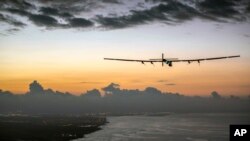 Máy bay năng lượng mặt trời Solar Impulse 2 chuẩn bị đáp xuống Sân bay Kalaeloa gần Honolulu, thứ Sáu, 3/7/2015.