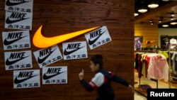 Nike, một công ty của Mỹ, bị Phó Tổng thống Mike Pence cáo buộc rằng họ đã loại các mặt hàng liên quan đến đội bóng rổ nhà nghề Houston Rockets khỏi các cửa hàng của họ ở Trung Quốc trong vụ việc liên quan đến phát ngôn ủng hộ dân chủ ở Hong Kong của một quản lý viên của đội bóng