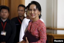 Bà Suu Kyi đã thực hiện nhiều cuộc họp với Tư lệnh Quân đội, Đại tướng Min Aung Hlaing, để bàn về cơ cấu của chính phủ mới, trong đó có một thoả hiệp để bà lên giữ chức tổng thống.