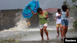 Bão thổi qua thị trấn Bayog, ở mạn nam thủ đô Manila, 8/11/13 