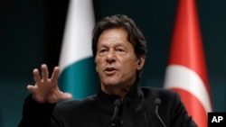 Thủ tướng Pakistan Imran Khan nói Afghnaistan nên lập một chính phủ âm thời để tạo điều kiện cho đàm phán hòa bình với Taliban.