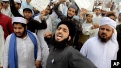 Người dân Pakistan tụ tập để ủng hộ ông Mumtaz Qadri người bị kết án và tử hình vì tội báng bổ một cựu thủ hiến ở Lahore, Pakistan, 29/2/2016.