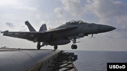 Phi cơ tiêm kích F/A-18F Super Hornet cất cánh từ Hàng không Mẫu ham USS George Washington