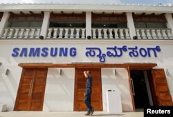 Cửa hàng lớn nhất thế giới của Samsung mới mở ở Ấn Độ hôm nhìn từ bên ngoài.