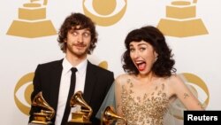 Nhạc sĩ Úc gốc Bỉ Gotye đoạt giải Grammy cho ca khúc trong năm với bản Somebody That I Used to Know, trình diễn cùng với nghệ sĩ Kimbra của New Zealand.