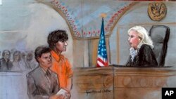 Nghi can Dzhokhar Tsarnaev đứng với luật sư biện hộ Judy Clarke tại tòa án liên bang ở Boston, ngày 10/7/2013.