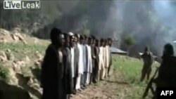 Hình ảnh lấy từ video được phát hành bởi phiến quân Taliban cho thấy cảnh các nhân viên cảnh sát Pakistan đứng xếp hàng tay bị trói sau lưng trước khi bị hành quyết