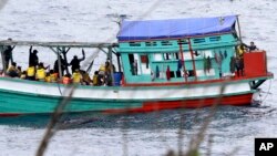 Ảnh minh họa: Một chiếc tàu đánh cá chở người tị nạn Việt Nam tới gần bờ biển đảo Christmas của Úc (Ảnh tư liệu năm 2013). 