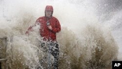 Sóng bất ngờ ập vào một phóng viên đang tường thuật về cơn bão, ở Cedar Key, Florida, 1/9/2016.