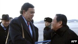 Thống đốc bang New Mexico Bill Richardson (trái) đã đi thăm Bắc Triều Tiên nhiều lần, trong tư cách một người trung gian không chính thức