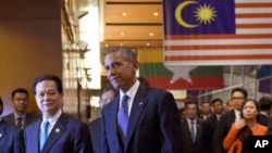 Tổng thống Obama đi cạnh Thủ tướng Nguyễn Tấn Dũng trong một hội nghị với các nước ASEAN tại Malaysia ngày 21/11/2015.