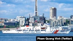 Tàu tuần duyên USCGC John Midgett đã được sơn lại mang tên và cờ Việt Nam tại Seattle, Washington, sắp được bàn giao cho Tuần duyên Việt Nam.