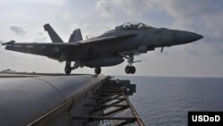 Chiến đấu cơ Super Hornet AF / A-18F của Mỹ chuẩn bị cất cánh từ boong tàu sân bay USS George Washington trong cuộc diễn tập hải quân thường niên trong khu vực châu Á-Thái Bình Dương.