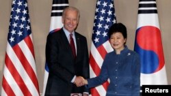 Phó Tổng thống Hoa Kỳ Joe Biden (trái) và Tổng thống Nam Triều Tiên Park Geun-hye trước cuộc hội đàm tại dinh tổng thống ở Seoul, 6/12/13