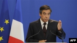 Thủ tướng Pháp Francois Fillon trong một cuộc họp báo ở Paris