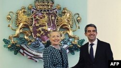 Tổng thống Bulgaria Rosen Plevneliev đón tiếp Ngoại trưởng Hoa Kỳ Hillary Clinton tại Sofia, ngày 5/2/2012