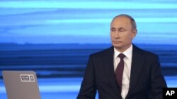 Tổng thống Nga Vladimir Putin trả lời câu hỏi trong chương trình hỏi đáp trực tiếp trên truyền hình ở Moscow, 17/4/14