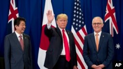 Thủ tướng Nhật Shinzo Abe (trái), Tổng thống Hoa Kỳ Donald Trump, và Thủ tướng Australia Malcolm Turnbull tại Manila, ngày 13/11/2017.