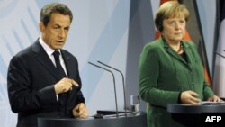 Thủ tướng Đức Angela Merkel, phải, và Tổng thống Pháp Nicolas Sarkozy nói chuyện với báo chí sau cuộc họp về khủng hoảng tài chính tại Berlin, Đức, Chủ Nhật 9/10/2011