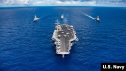 Tàu khu trục USS Carl Vinson và đội tàu chiến hộ tống tại Thái Bình Dương giữa năm ngoái. 